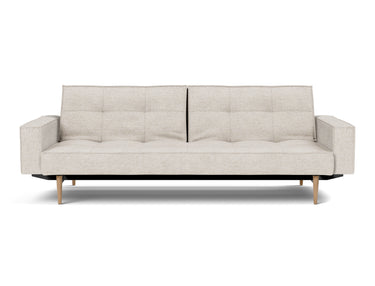 Splitback Styletto Light Wood sovesofa med armlæn i 470 Yuveno Natural, set forfra