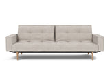 Splitback Styletto Light Wood sovesofa med armlæn i 471 Yuveno Sand, set forfra