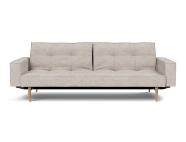 Splitback Styletto Light Wood sovesofa med armlæn i 471 Yuveno Sand, set forfra