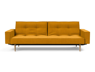 Splitback Styletto Light Wood sovesofa med armlæn i 507 Elegance Burned Curry, set forfra