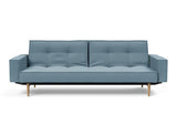 Splitback Styletto Light Wood sovesofa med armlæn i 525 Mixed Dance Light Blue, set forfra
