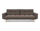 Splitback Styletto Light Wood sovesofa med armlæn i 530 Bouclé Taupe, set forfra
