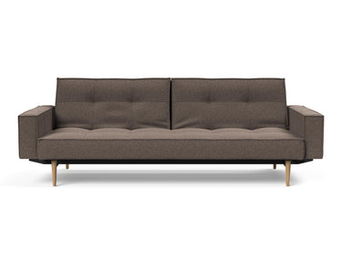 Splitback Styletto Light Wood sovesofa med armlæn i 530 Bouclé Taupe, set forfra