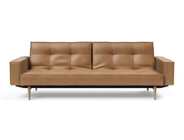 Splitback Styletto Light Wood sovesofa med armlæn i 551 Faunal Brown, set forfra