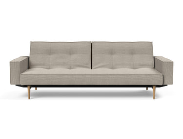 Splitback Styletto Light Wood sovesofa med armlæn i 579 Kenya Gravel, set forfra