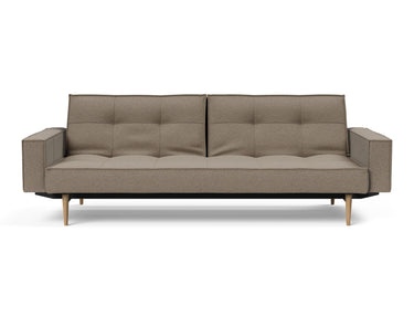 Splitback Styletto Light Wood sovesofa med armlæn i 850 Mahoga Caramel, set forfra