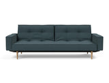 Splitback Styletto Light Wood sovesofa med armlæn i 851 Mahoga Dark Blue, set forfra