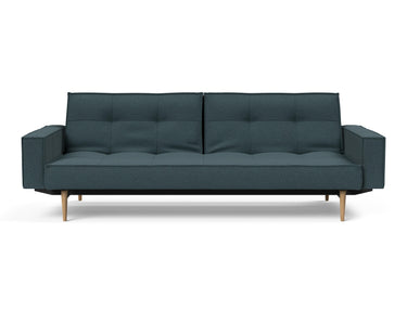 Splitback Styletto Light Wood sovesofa med armlæn i 851 Mahoga Dark Blue, set forfra
