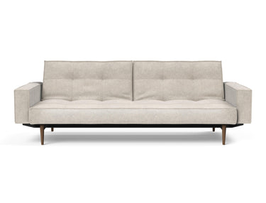 Splitback Styletto Dark Wood sovesofa med armlæn i 280 Avella Sand, set forfra