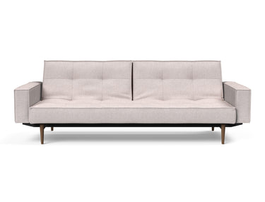 Splitback Styletto Dark Wood sovesofa med armlæn i 300 Weda Sand, set forfra