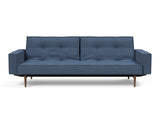 Splitback Styletto Dark Wood sovesofa med armlæn i 302 Weda Blue, set forfra