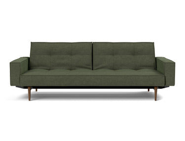 Splitback Styletto Dark Wood sovesofa med armlæn i 353 Taura Forest, set forfra