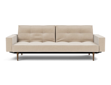 Splitback Styletto Dark Wood sovesofa med armlæn i 410 Esina Almond, set forfra