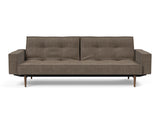 Splitback Styletto Dark Wood sovesofa med armlæn i 411 Esina Cedar Brown, set forfra
