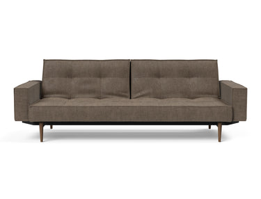 Splitback Styletto Dark Wood sovesofa med armlæn i 411 Esina Cedar Brown, set forfra