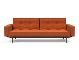 Splitback Styletto Dark Wood sovesofa med armlæn i 412 Esina Rust, set forfra