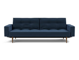 Splitback Styletto Dark Wood sovesofa med armlæn i 414 Esina Indigo Blue, set forfra