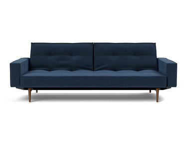 Splitback Styletto Dark Wood sovesofa med armlæn i 414 Esina Indigo Blue, set forfra