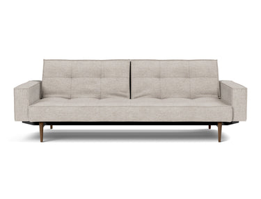 Splitback Styletto Dark Wood sovesofa med armlæn i 471 Yuveno Sand, set forfra