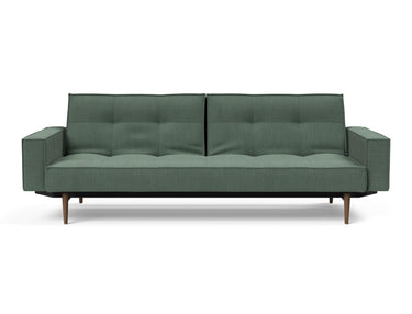 Splitback Styletto Dark Wood sovesofa med armlæn i 518 Elegance Green, set forfra