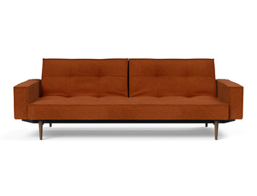 Splitback Styletto Dark Wood sovesofa med armlæn i 595 Corduroy Burnt Orange, set forfra