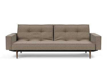 Splitback Styletto Dark Wood sovesofa med armlæn i 850 Mahoga Caramel, set forfra