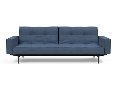 Splitback Styletto Black Wood sovesofa med armlæn i 302 Weda Blue, set forfra