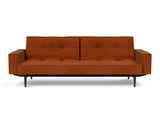Splitback Styletto Black Wood sovesofa med armlæn i 595 Corduroy Burnt Orange, set forfra