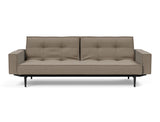 Splitback Styletto Black Wood sovesofa med armlæn i 850 Mahoga Caramel, set forfra