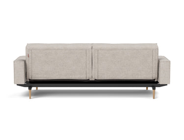 Splitback Styletto Light Wood sovesofa med armlæn i 471 Yuveno Sand, set bagfra