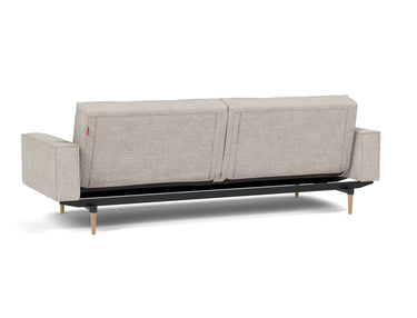 Splitback Styletto Light Wood sovesofa med armlæn i 471 Yuveno Sand, set skråt bagfra