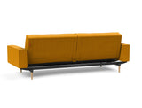 Splitback Styletto Light Wood sovesofa med armlæn i 507 Elegance Burned Curry, set skråt bagfra