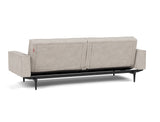 Splitback Styletto Black Wood sovesofa med armlæn i 471 Yuveno Sand, set skråt bagfra