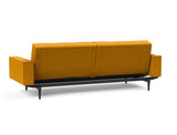 Splitback Styletto Black Wood sovesofa med armlæn i 507 Elegance Burned Curry, set skråt bagfra