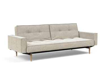 Splitback Styletto Light Wood sovesofa med armlæn i 357 Taura Off White, set skråt forfra