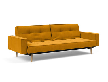 Splitback Styletto Light Wood sovesofa med armlæn i 507 Elegance Burned Curry, set skråt forfra