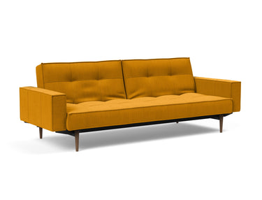 Splitback Styletto Dark Wood sovesofa med armlæn i 507 Elegance Burned Curry, set skråt forfra