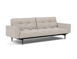 Splitback Styletto Black Wood sovesofa med armlæn i 471 Yuveno Sand, set skråt forfra