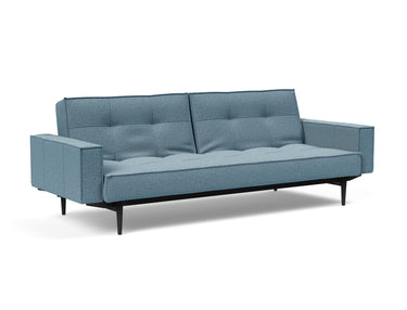 Splitback Styletto Black Wood sovesofa med armlæn i 525 Mixed Dance Light Blue, set skråt forfra
