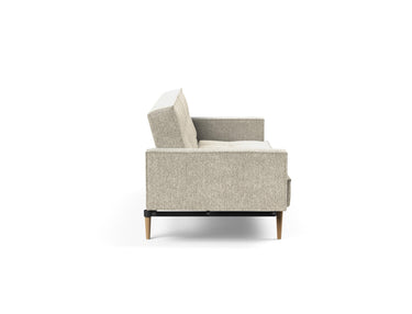 Splitback Styletto Light Wood sovesofa med armlæn i 357 Taura Off White, set fra siden