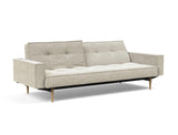 Splitback Styletto Light Wood sovesofa med armlæn i 357 Taura Off White, med den ene ryghalvdel lænet tilbage