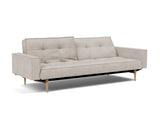Splitback Styletto Light Wood sovesofa med armlæn i 471 Yuveno Sand, med den ene ryghalvdel lænet tilbage