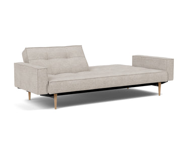 Splitback Styletto Light Wood sovesofa med armlæn i 471 Yuveno Sand, med den ene ryghalvdel lagt ned