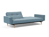 Splitback Styletto Light Wood sovesofa med armlæn i 525 Mixed Dance Light Blue, med den ene ryghalvdel lagt ned