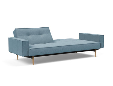 Splitback Styletto Light Wood sovesofa med armlæn i 525 Mixed Dance Light Blue, med den ene ryghalvdel lagt ned