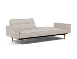 Splitback Styletto Dark Wood sovesofa med armlæn i 471 Yuveno Sand, med den ene ryghalvdel lagt ned
