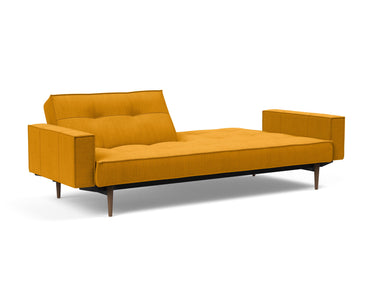 Splitback Styletto Dark Wood sovesofa med armlæn i 507 Elegance Burned Curry, med den ene ryghalvdel lagt ned