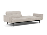 Splitback Styletto Black Wood sovesofa med armlæn i 471 Yuveno Sand, med den ene ryghalvdel lagt ned