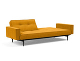 Splitback Styletto Black Wood sovesofa med armlæn i 507 Elegance Burned Curry, med den ene ryghalvdel lagt ned