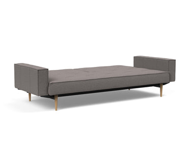 Splitback Styletto Light Wood sovesofa med armlæn i 521 Mixed Dance Grey, slået ud til seng